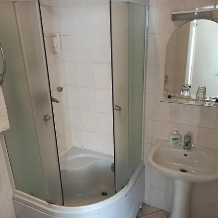 盛翠酒店 2* 纳尔瓦